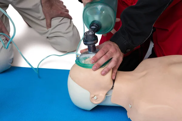 Záchranáře nácvik kardiopulmonální resuscitaci na figuríně — Stock fotografie