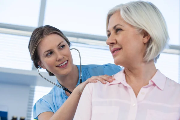 Médico examinando a un paciente — Foto de Stock