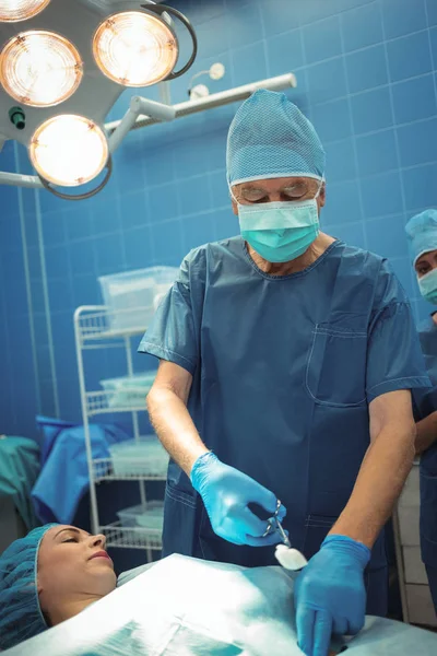 Male surgeon performing operation in operation theater — Stock Photo, Image