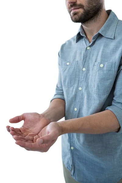 Mann gibt vor, einen unsichtbaren Gegenstand in der Hand zu halten — Stockfoto