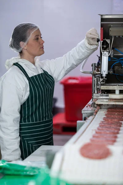 Açougueiro processamento hambúrguer patty fabricantes — Fotografia de Stock