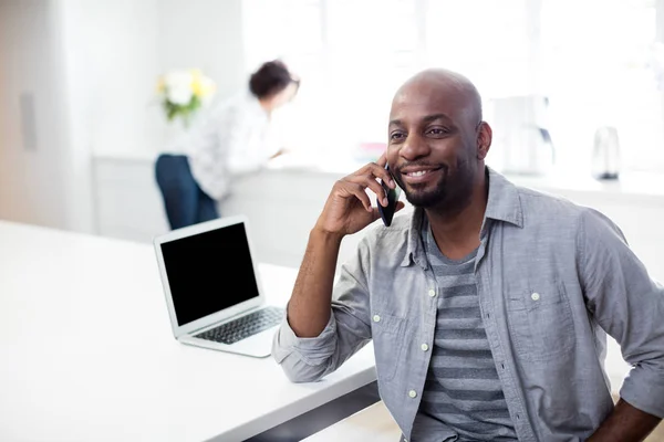 Hombre hablando por teléfono en la sala de estar — Foto de Stock