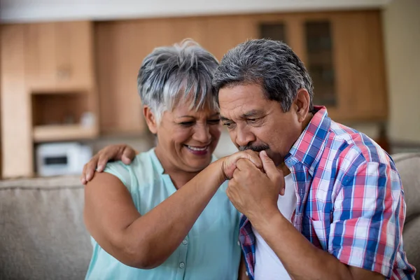 Senior man kysser sin partner hand — Stockfoto