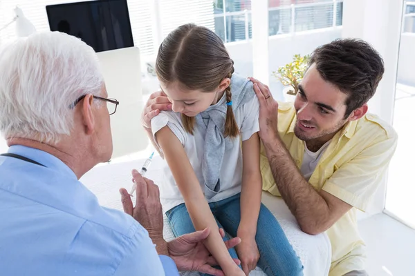 Doctor giving an injection to the patient — Stock Photo, Image