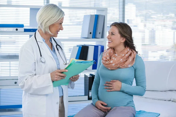 Schwangere Patientin konsultiert Arzt — Stockfoto