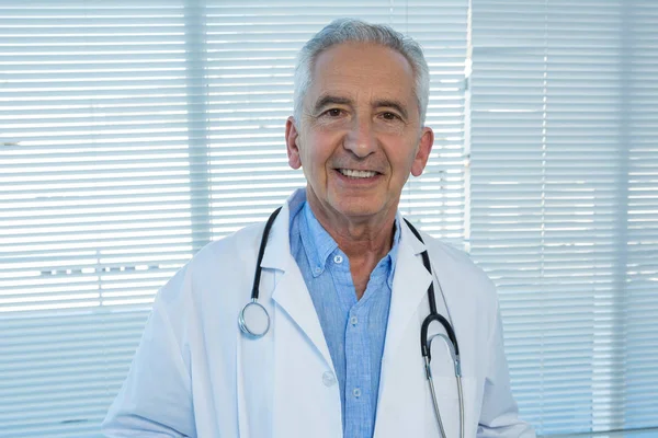 Uśmiechający się lekarza w klinice — Zdjęcie stockowe