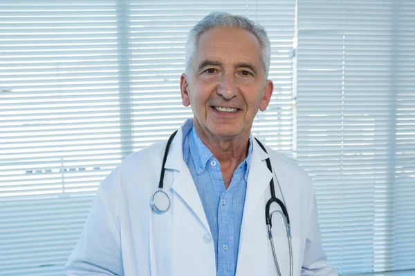 Médico sonriente en la clínica —  Fotos de Stock