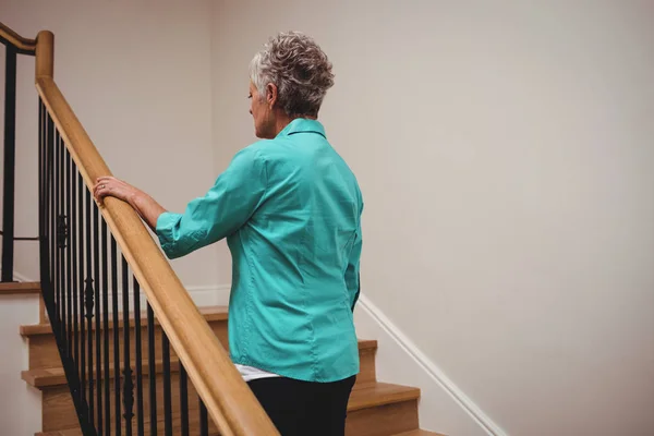 Yürüyen merdivenlerden üst düzey kadın — Stok fotoğraf