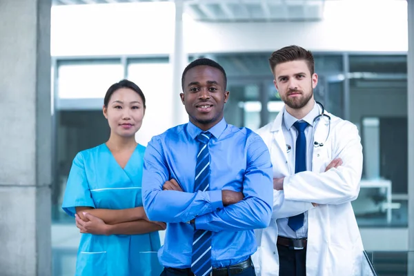 Enfermera y médico con empresario en el hospital — Foto de Stock