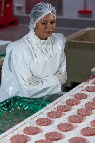 Metzgerin verarbeitet Hamburger-Patty — Stockfoto