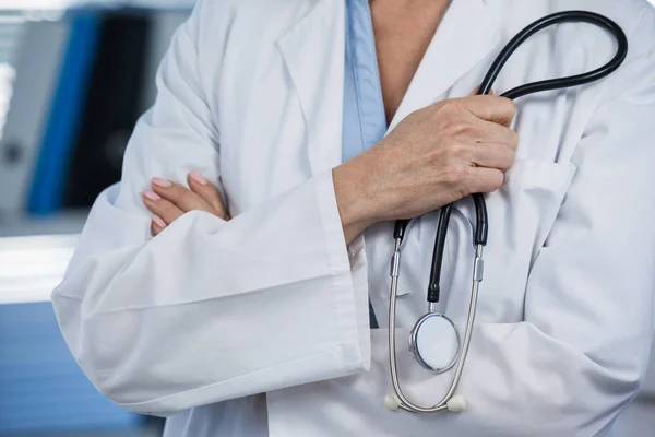 Médico segurando estetoscópio — Fotografia de Stock