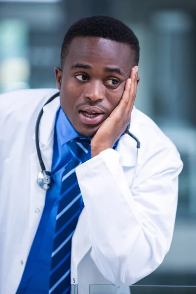 Médecin inquiet à l'hôpital — Photo