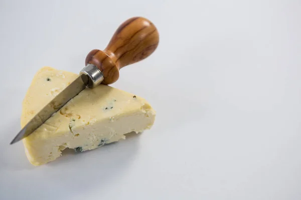 Piece of cheese with knife — Stock Photo, Image