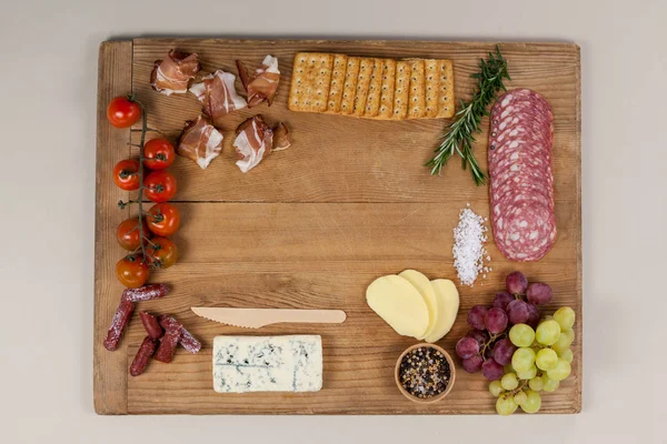 Roquefort cheese, biscuits and ham — Stock Photo, Image