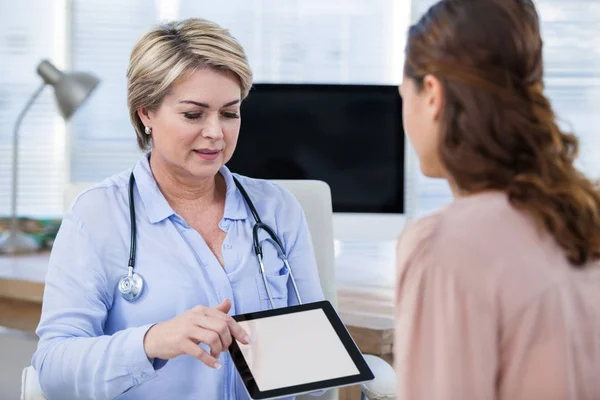 Médico mostrando tablet digital para paciente — Fotografia de Stock