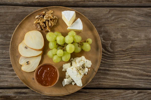 Cheese with grapes, apple slices, walnuts — Stock Photo, Image