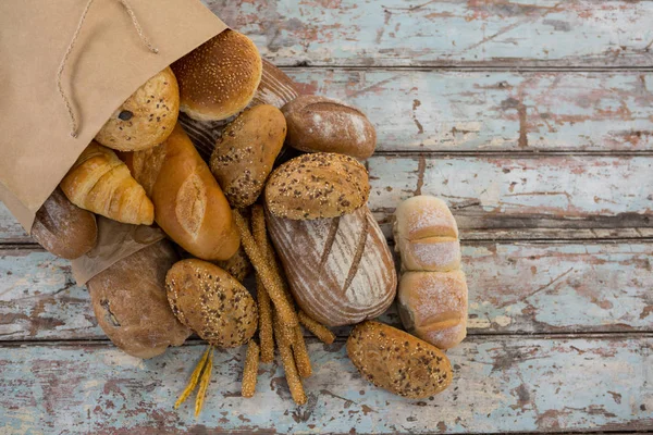 Variedade de pão que sai do saco de papel — Fotografia de Stock