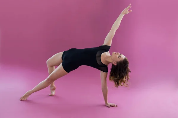 Bailarina practicando danza contemporánea —  Fotos de Stock