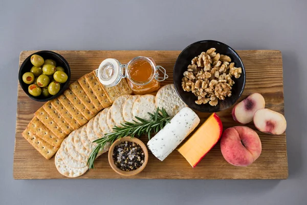 Сыр с оливками, персик, мед — стоковое фото