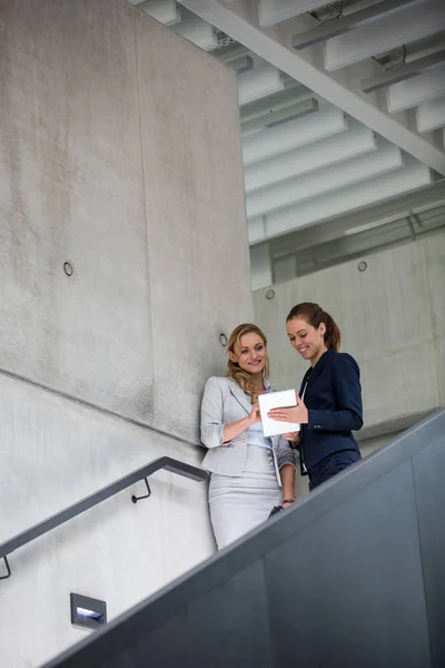 女企业家站在楼梯上和使用平板电脑 — 图库照片