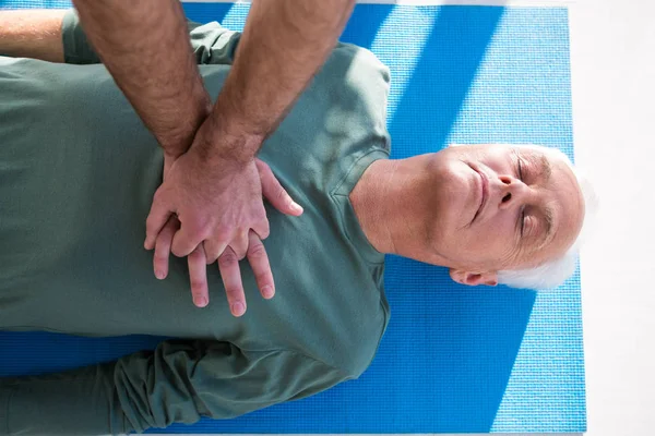 Ambulanssjukvårdare utför återupplivning på patient — Stockfoto