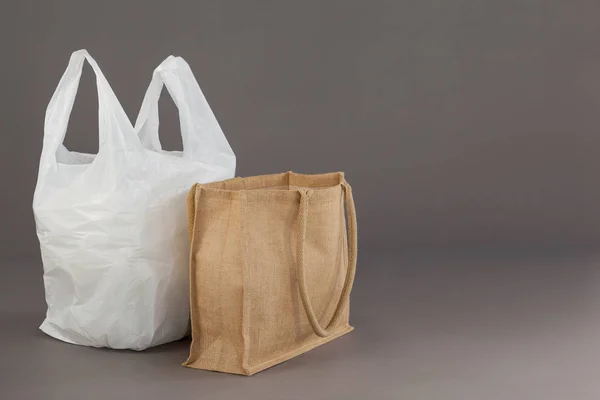 ベージュの布バッグ、白ビニール袋 — ストック写真