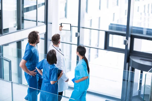 Cirujanos, médicos y enfermeras mirando la tableta digital — Foto de Stock