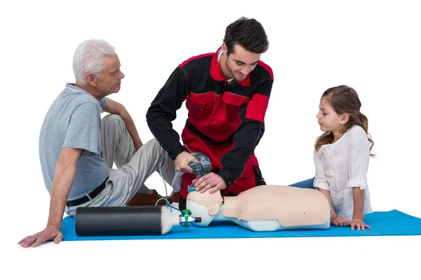 Reanimación cardiopulmonar de entrenamiento paramédico en hombres y niñas —  Fotos de Stock