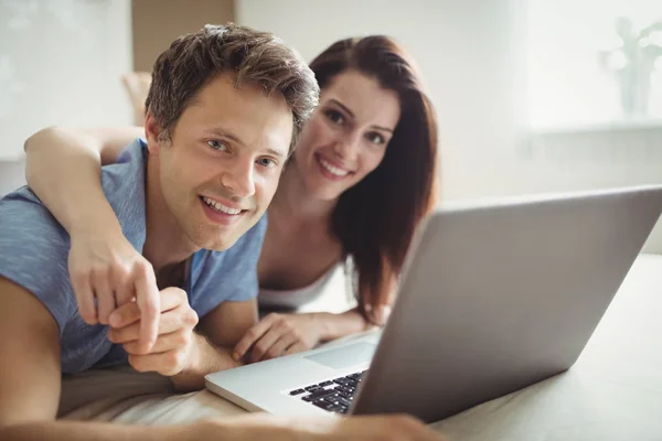 Casal usando laptop na cama — Fotografia de Stock