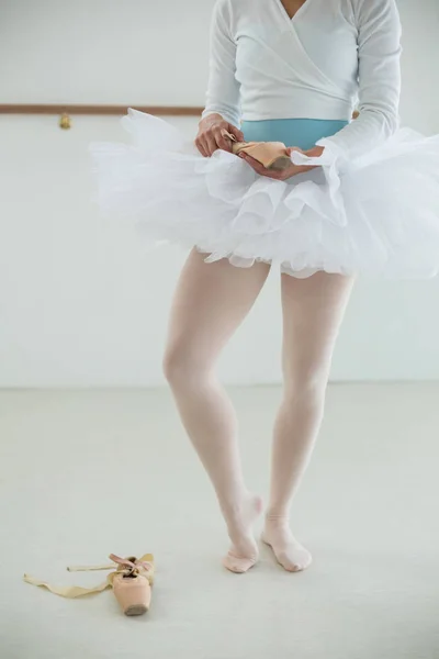 Балерина держит балетную обувь — стоковое фото