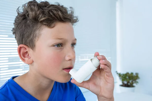 Niño usando bomba de asma — Foto de Stock