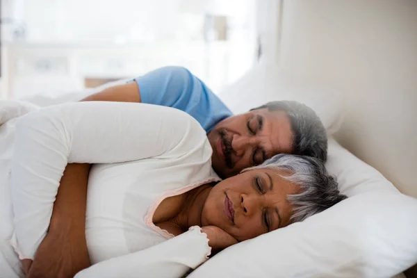 Äldre par sover tillsammans på sängen — Stockfoto