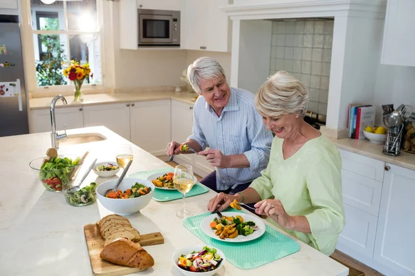 Äldre par ha måltid tillsammans — Stockfoto