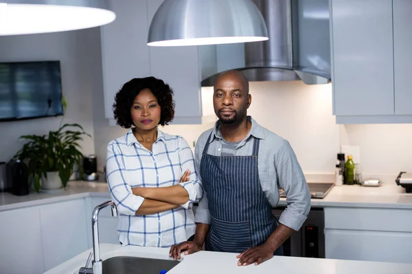 Paar omhelzen elkaar in de keuken — Stockfoto