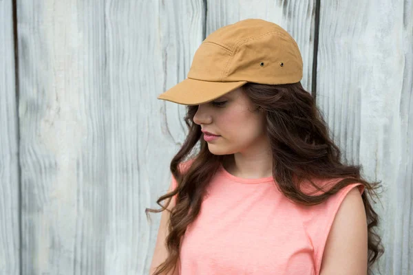 Mujer en gorra marrón — Foto de Stock