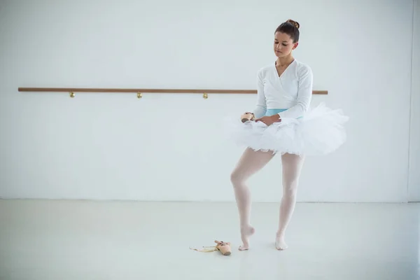 Ballerina mengenakan sepatu balet — Stok Foto