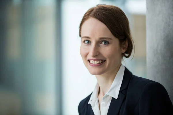 Femme d'affaires souriante au bureau — Photo