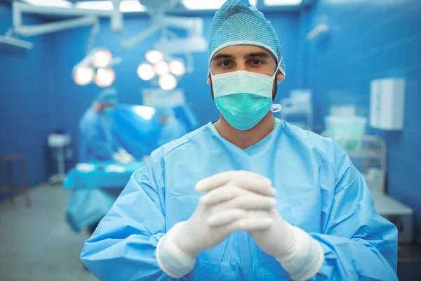 Mężczyzna chirurg modląc się w teatrze operacji — Zdjęcie stockowe