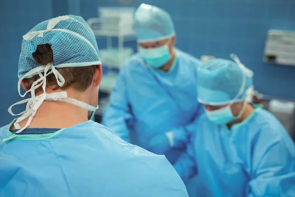 Surgeons performing operation in operation theater — Stock Photo, Image