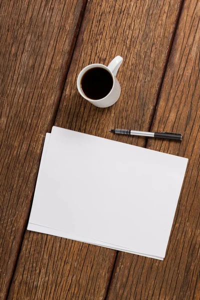 Taza de café con hoja de papel en blanco — Foto de Stock