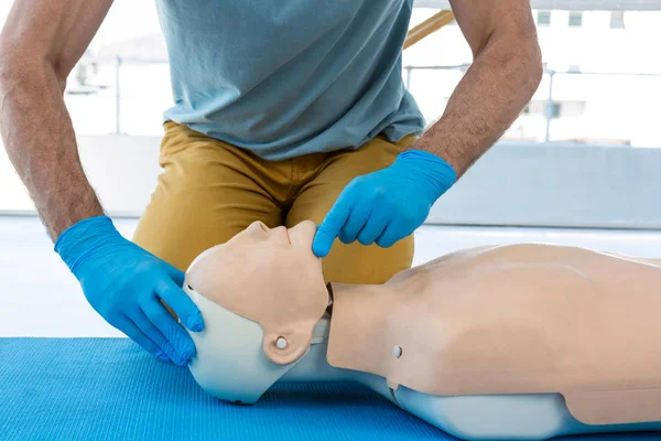 Ambulancier pratiquant la réanimation sur mannequin — Photo