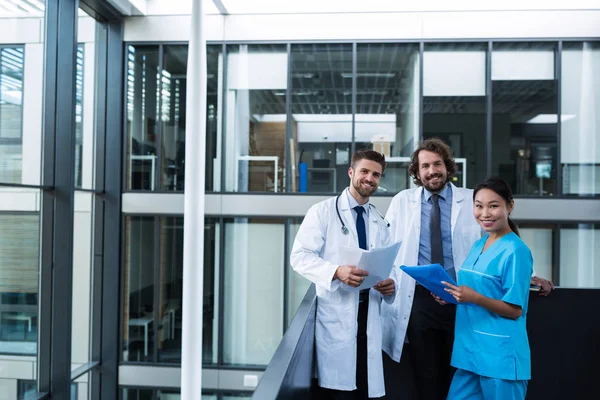 Lékaři a zdravotní sestry drží lékařské zprávy — Stock fotografie