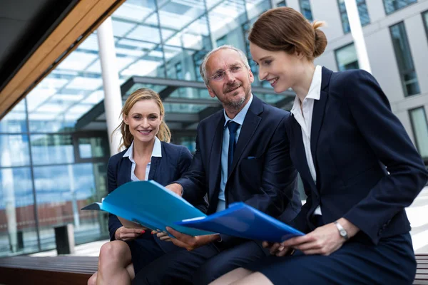 Ondernemers bespreken Over documenten — Stockfoto