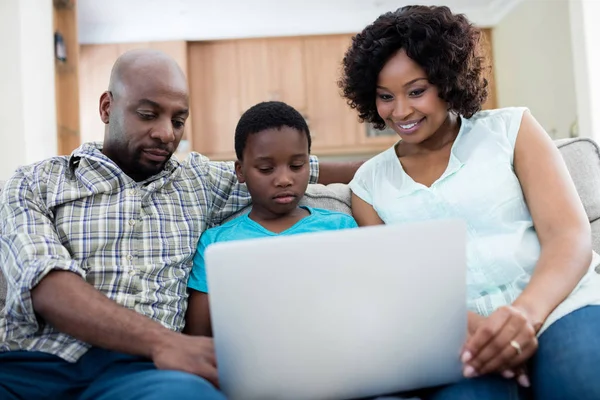 Rodzice i syn korzysta z laptopa — Zdjęcie stockowe