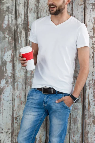 Hombre sosteniendo una taza de café desechable — Foto de Stock