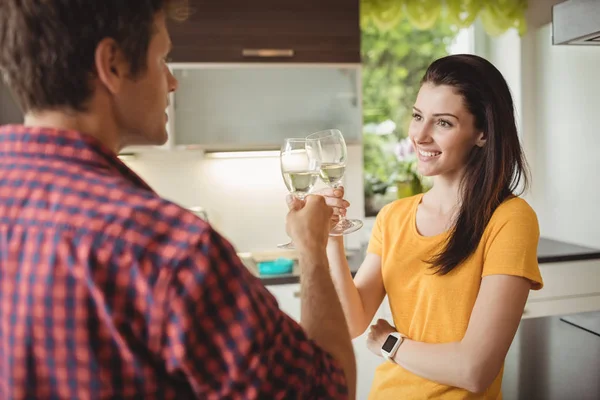 Paar stößt Gläser Champagner an — Stockfoto