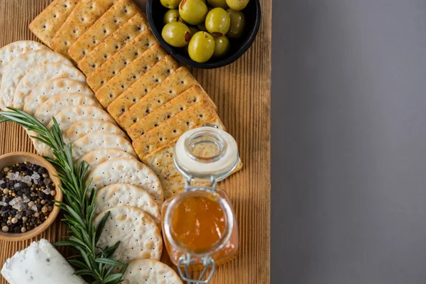 Ser z oliwek, miód, rozmaryn — Zdjęcie stockowe