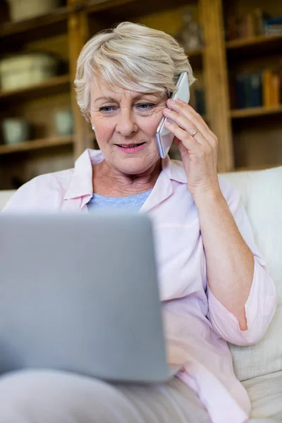 Senior woman talking on phone — Stock Photo, Image