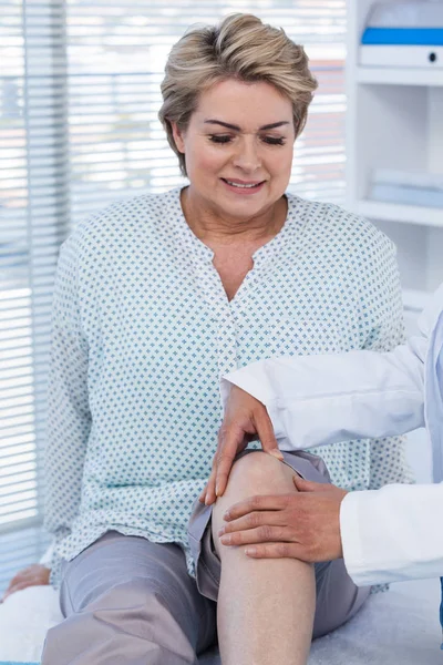 Doctor examining patient knee — Stock Photo, Image