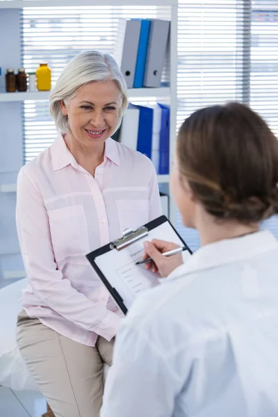 Patient konsultiert Arzt — Stockfoto